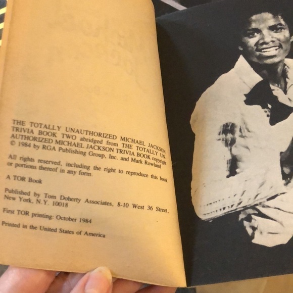 Lot Of 3 Softcover Michael Jackson Collectors  Books A Life In Music MJ Case - Picture 13 of 13